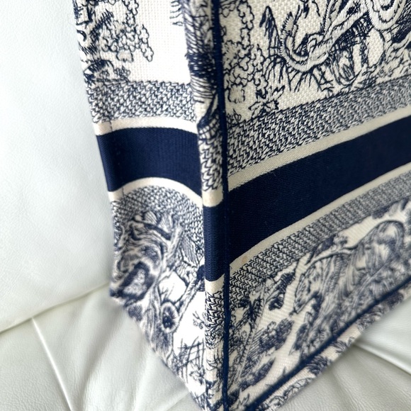 Christian Dior Medium Tote Ecru and Blue Toile de Jouy Embroidery - Picture 5 of 17